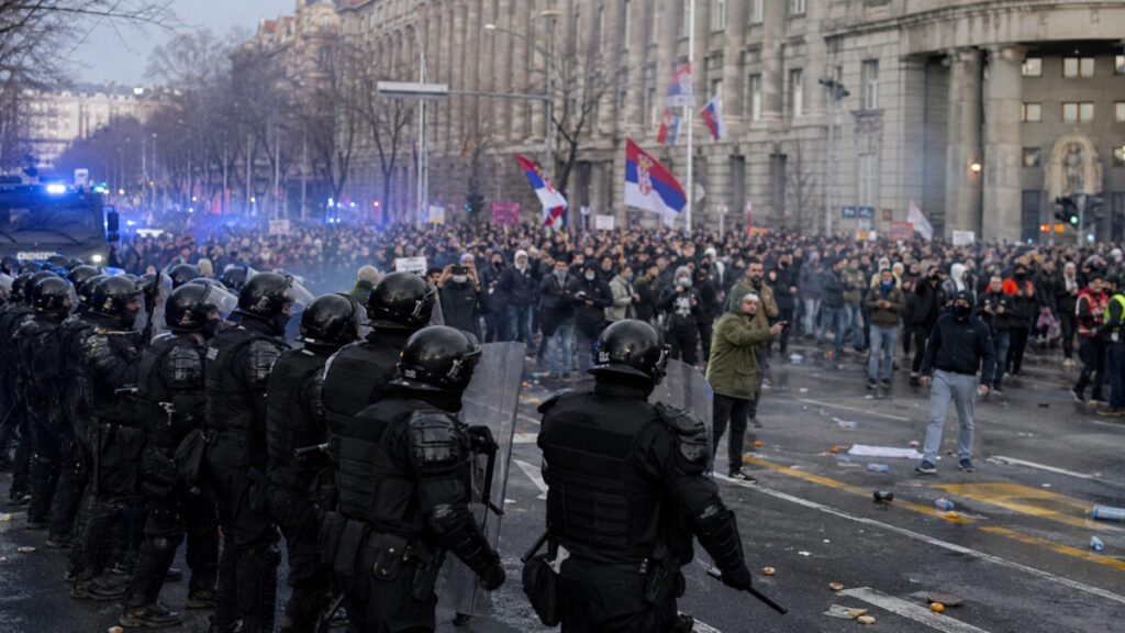 Протести в Сербії проти Вучича: десятки тисяч людей вийшли на вулиці Белграда