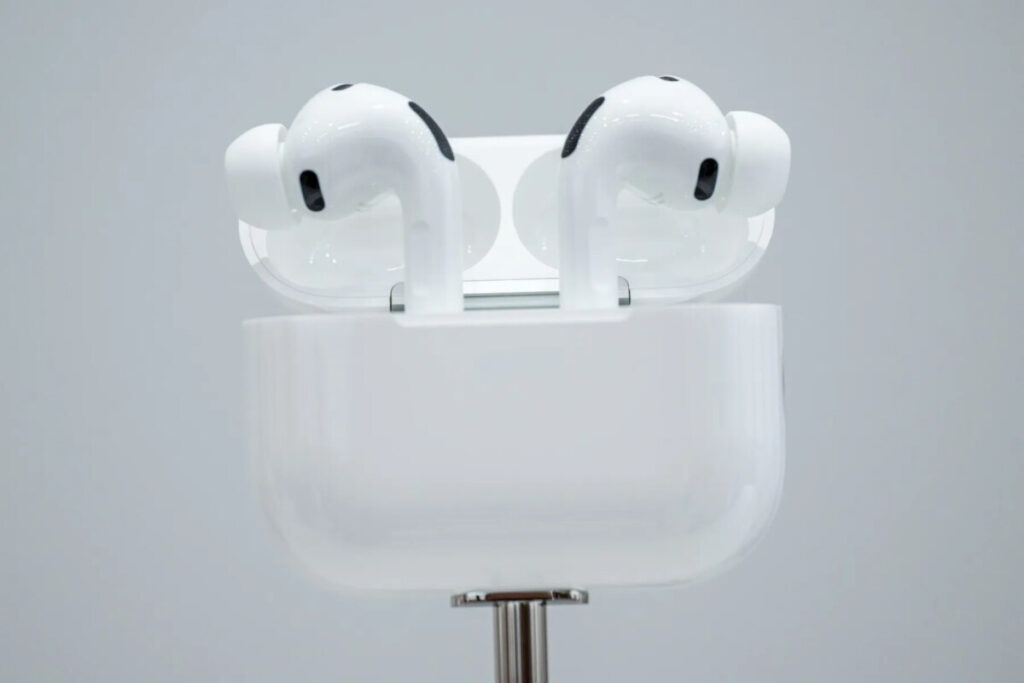 AirPods із вбудованими камерами: Apple тестує нові навушники для Siri та AI