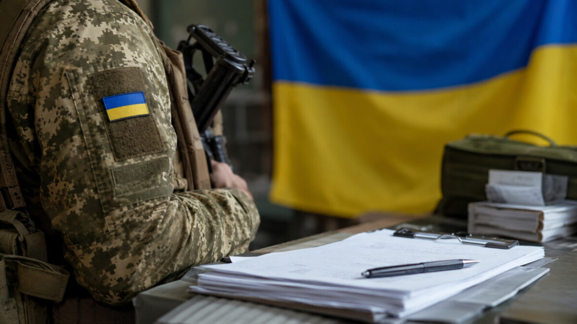 Зміни в мобілізації з червня: нові правила бронювання, зарплатні вимоги, критичність підприємств, контракти та виплати військовим.