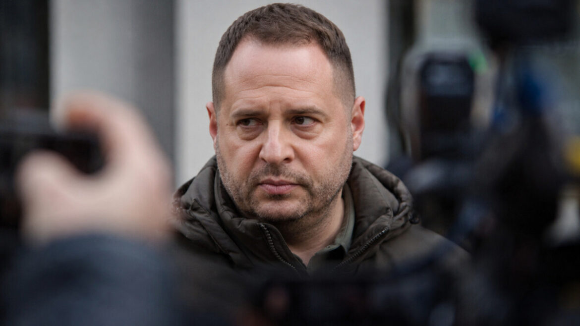 Андрій Єрмак вийшов із СІЗО після внесення застави у 140 млн гривень. Які обмеження діють та у чому підозрюють ексглаву ОП.