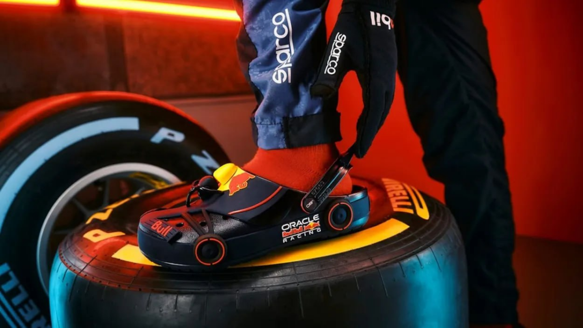 Red Bull Racing x Crocs — лімітована колекція у стилі Формули-1. Дата старту продажів, дизайн моделей, аксесуари та деталі співпраці.