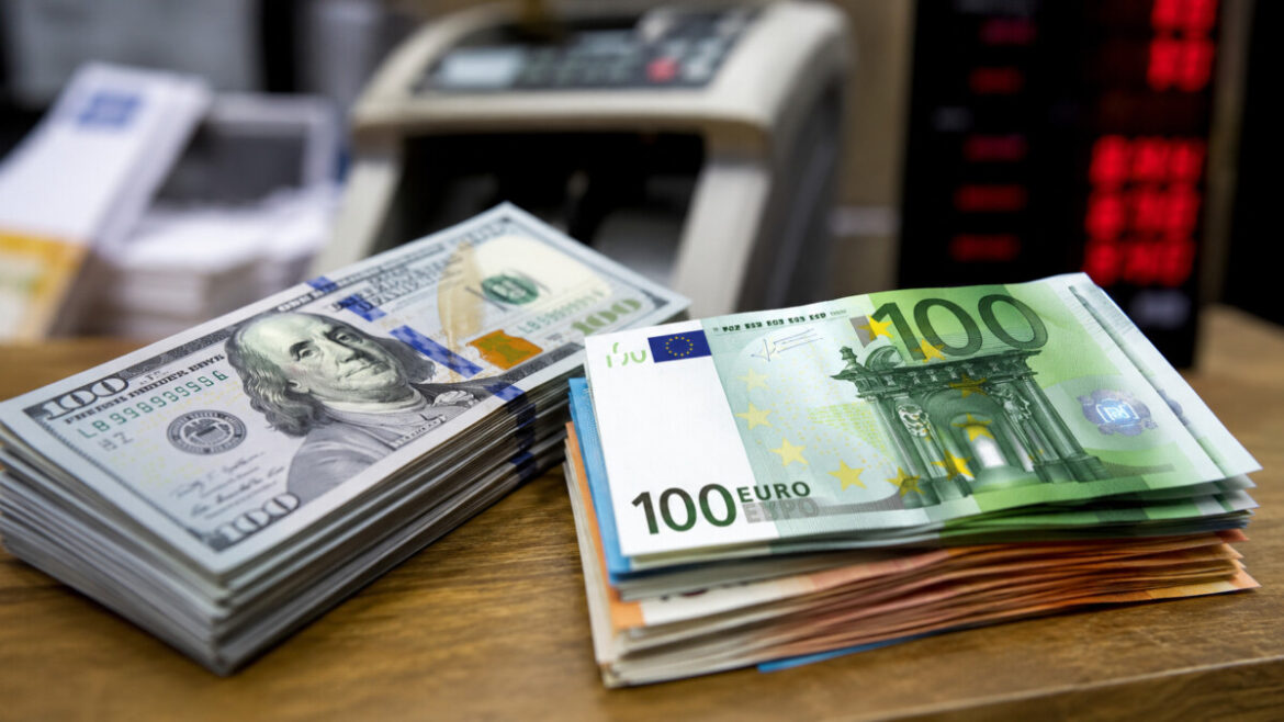 Курс долара до гривні 1 червня знизився в банках, а євро подорожчав. Дані по банках і обмінниках України.