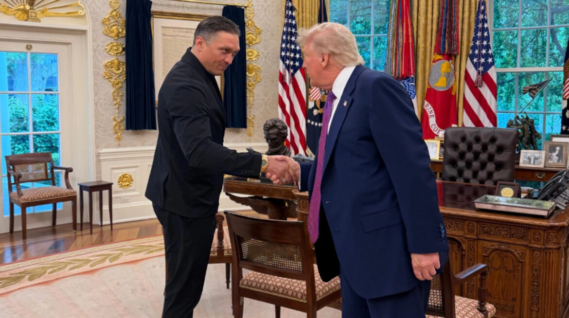 Усик зустрівся з президентом США Дональдом Трампом в Білому домі, обговорюючи спорт і популяризацію боксу в Україні та світі.