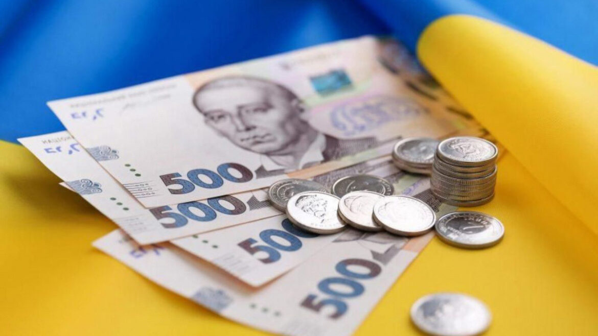 Разова виплата до Дня Незалежності-2026: хто отримає 3100, 2900, 2700, 1000, 650 і 450 грн, кому гроші прийдуть автоматично та як подати заяву до ПФУ.