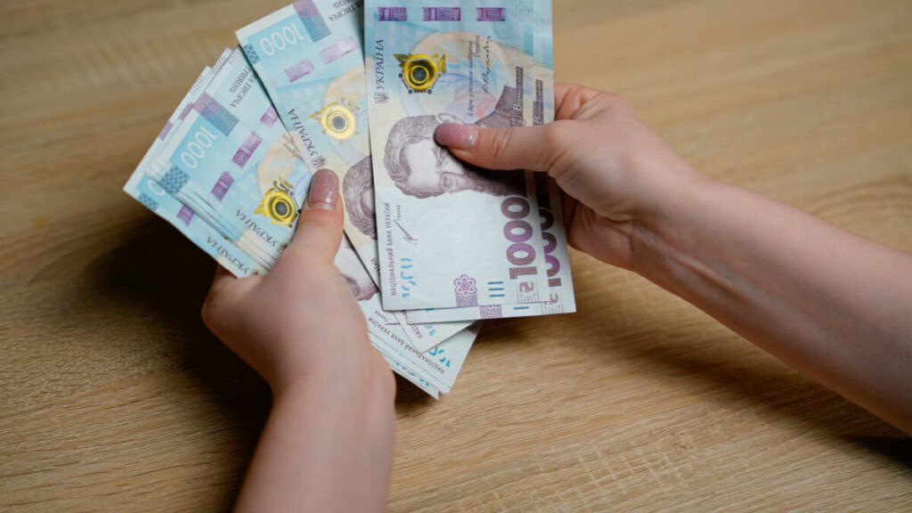 Разова виплата до Дня Незалежності-2026: Пенсійний фонд пояснив, хто отримає гроші без заяви