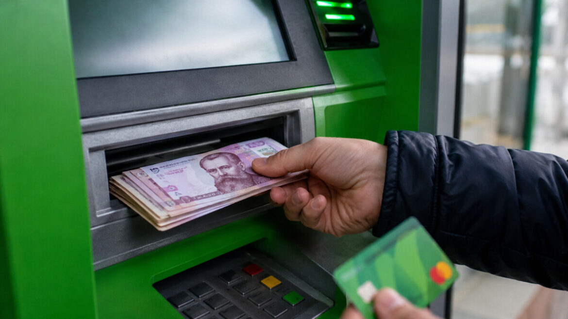 ПриватБанк обмежив зняття готівки: які ліміти діють у банкоматах, касах, магазинах і за кордоном для гривневих та валютних карток.