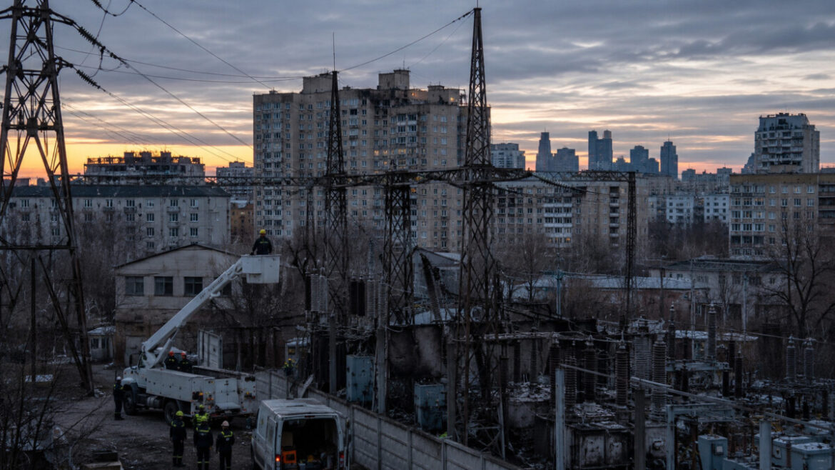 Відключення світла в Україні виникли після атаки РФ: що відомо про Київ, області, графіки та відновлення енергосистеми.
