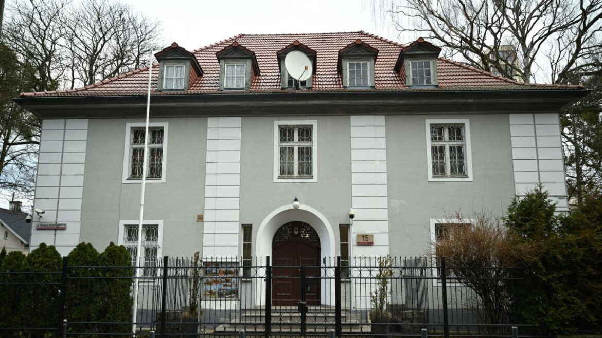 Польща забере за борги будівлю генконсульства РФ у Гданську: прокуратура подала позов, а вимоги до Росії сягнули 8,5 млн злотих.