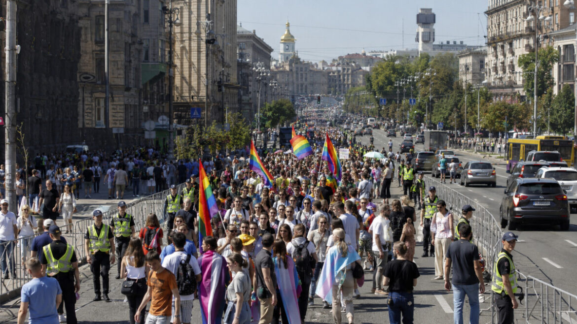 КиївПрайд у центрі Києва: поліція посилила охорону, дві станції метро закрили, а автобуси й тролейбуси змінили маршрути.