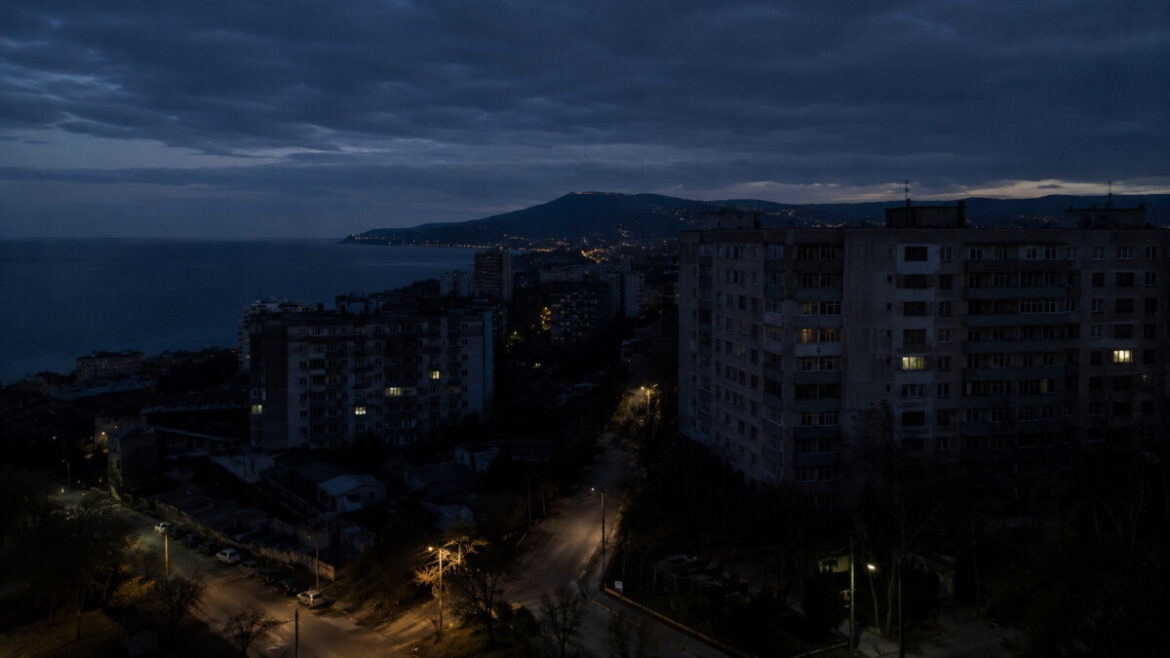 Відключення світла в Криму охопили Алушту, Джанкой та кілька районів. Електроенергію місцями подаватимуть за графіком 3 через 3 години.
