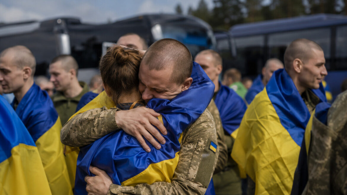 Обмін полоненими 1000 на 1000 продовжився: Україна повернула 185 військових і 1 цивільного з російської неволі.