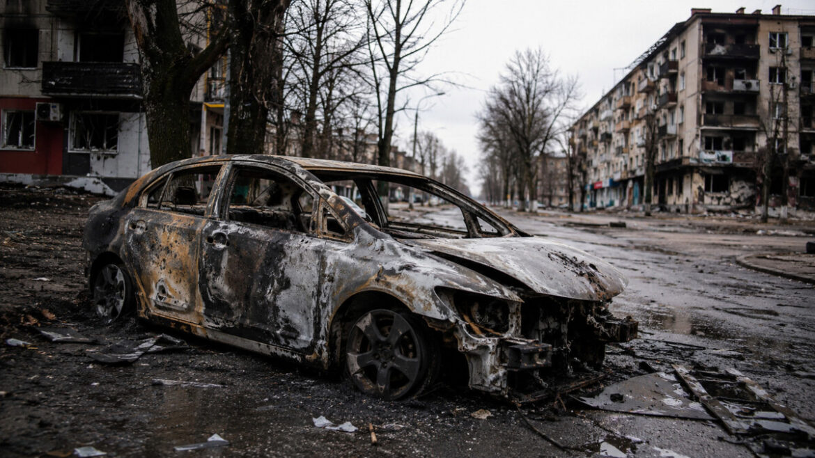 Знищений обстрілом автомобіль можна безкоштовно зняти з обліку. Пояснюємо, які документи потрібні для вибракування, відновлення прав і техпаспорта.