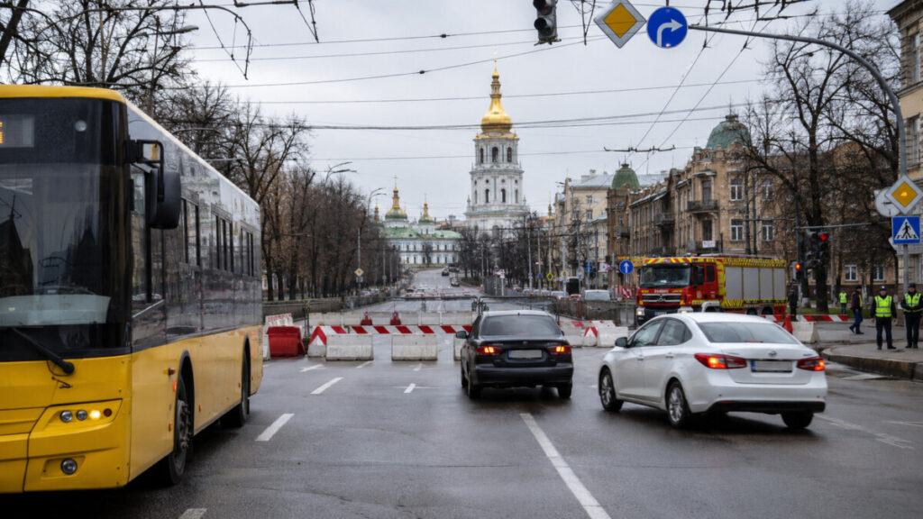 Після обстрілу Києва перекрили кілька вулиць: де обмежили рух транспорту
