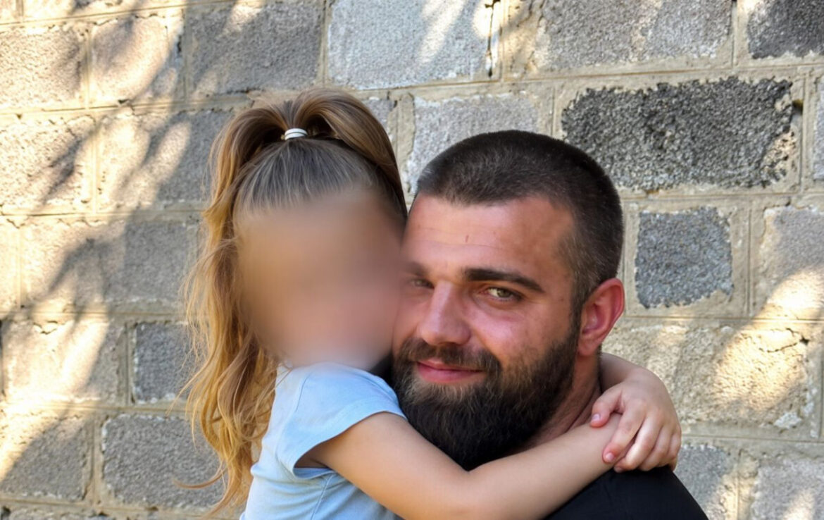 Мобілізованого батька у Кривому Розі відпустили до 5-річної доньки після втручання омбудсмена. ТЦК пояснив відмову у відстрочці.
