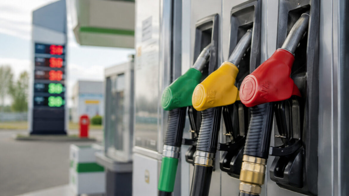 Ціни на АЗС 27 липня стабілізувалися: бензин коштує від 77,90 грн, дизель — від 85,90 грн, автогаз — від 39,90 грн за літр.