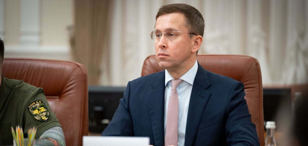 Новий склад Кабміну Корецького підтримала Верховна Рада: хто отримав міністерські посади та чому керівників Міноборони і МЗС призначать окремо.