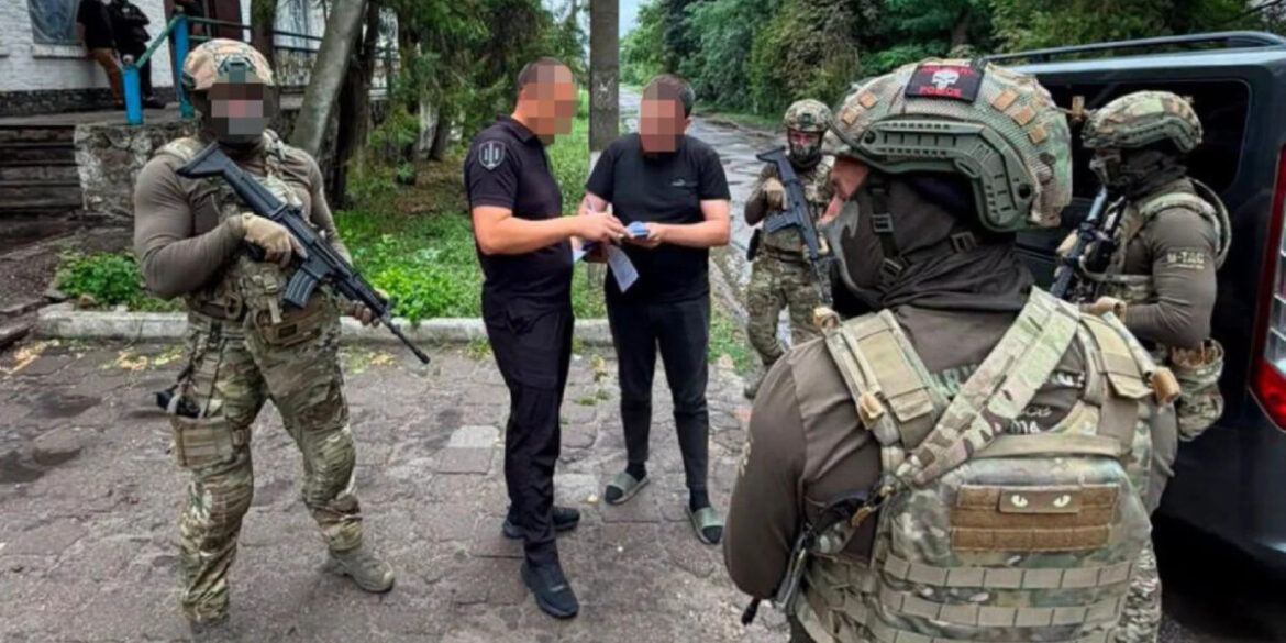 ДБР повідомило про підозру двом військовим полку «Скеля» через побиття, катування та незаконне утримання двох побратимів на Кіровоградщині.