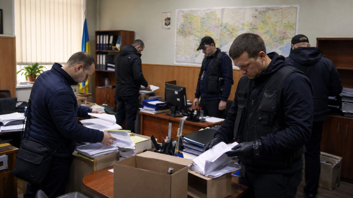Обшуки в ТЦК охопили понад 100 центрів по Україні. ДБР перевіряє хабарі, незаконне ухилення від мобілізації та побиття громадян.