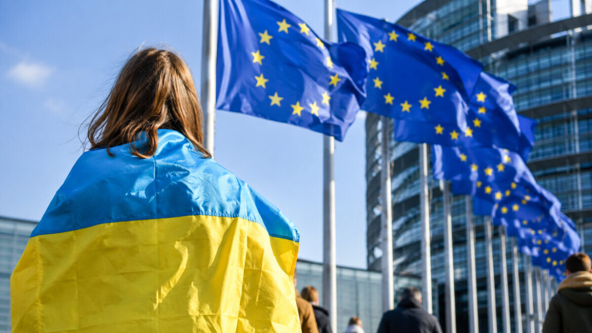 Тимчасовий захист українців у ЄС продовжили до 4 березня 2028 року. Нові заявники мають підтвердити виконання військових обов’язків.