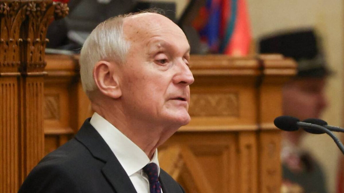 Президент Угорщини Андраш Бака отримав 140 голосів парламенту. Колишній глава Верховного суду відомий конфліктом із Віктором Орбаном.