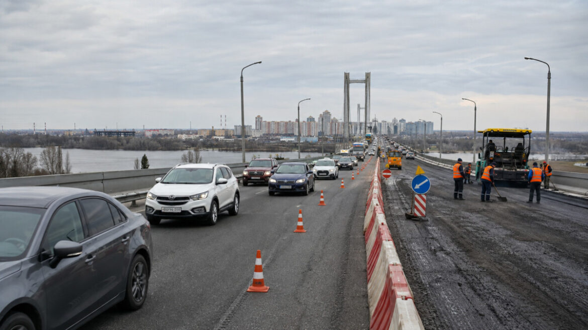Обмеження руху Південним мостом у Києві діятиме 14–17 серпня 2026 року: де ремонтуватимуть естакаду та які смуги перекриють.