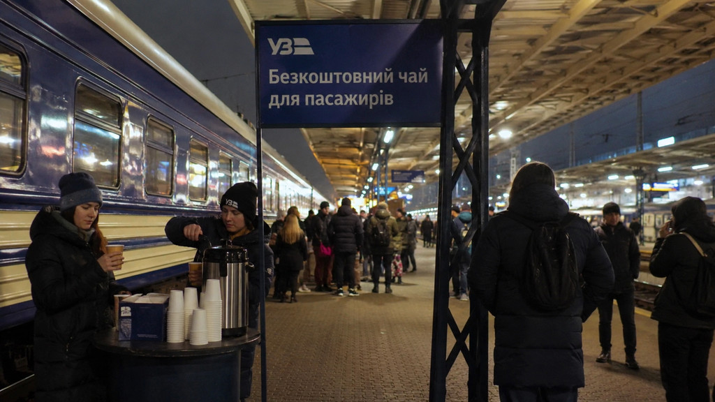 Укрзалізниця відкрила безкоштовні зали очікування через затримки поїздів