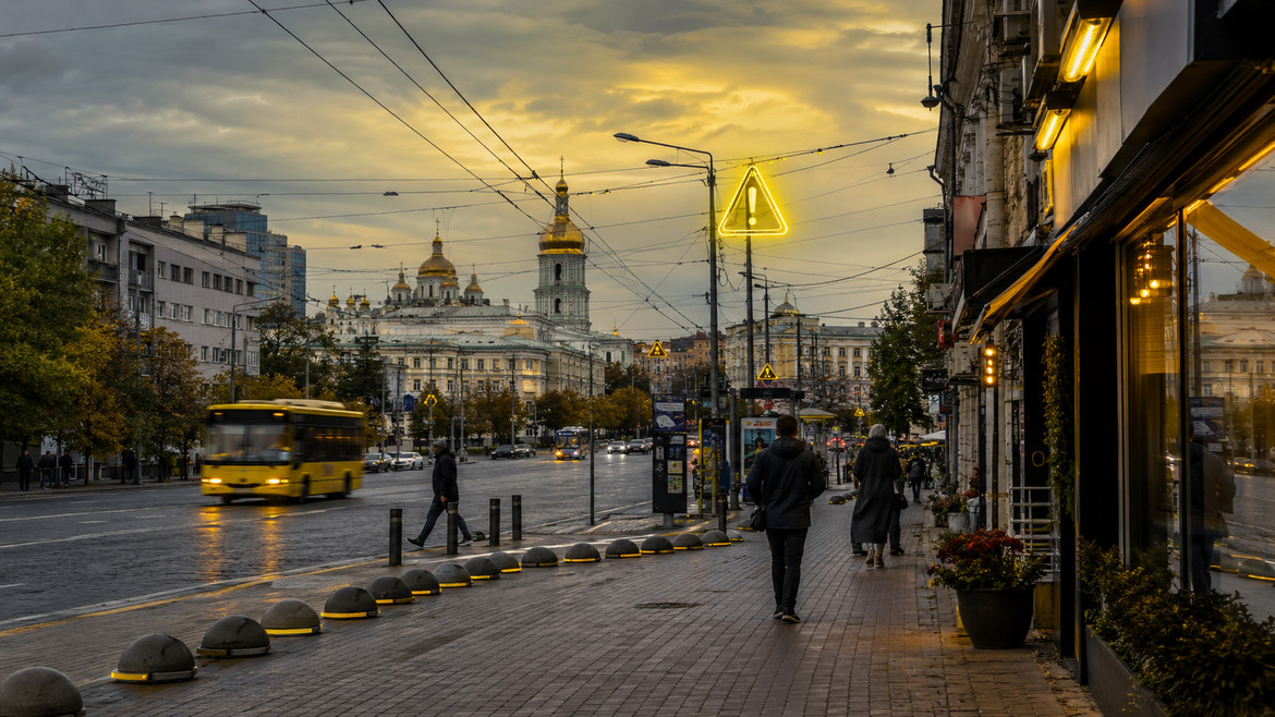Повітряна тривога в Києві може отримати жовтий і червоний рівні. Що зміниться для магазинів, бізнесу, метро, мостів і транспорту.