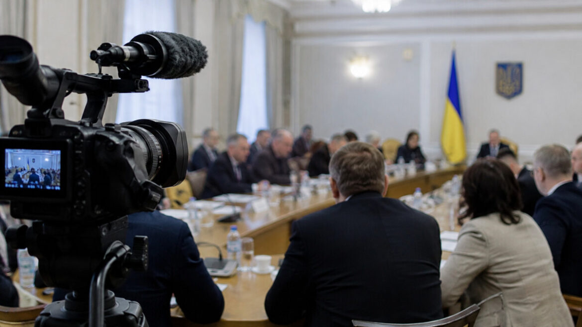 Медійникам дозволили очно відвідувати комітети Верховної Ради та ТСК. Для допуску потрібні акредитація, замовлення і пакет документів.