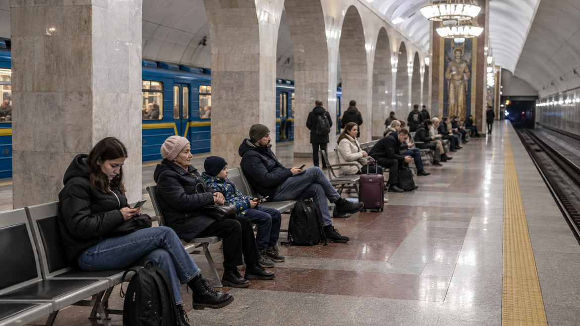Київський метрополітен закупив 3600 розкладних стільців за 1,87 млн грн для пасажирів під час повітряних тривог.