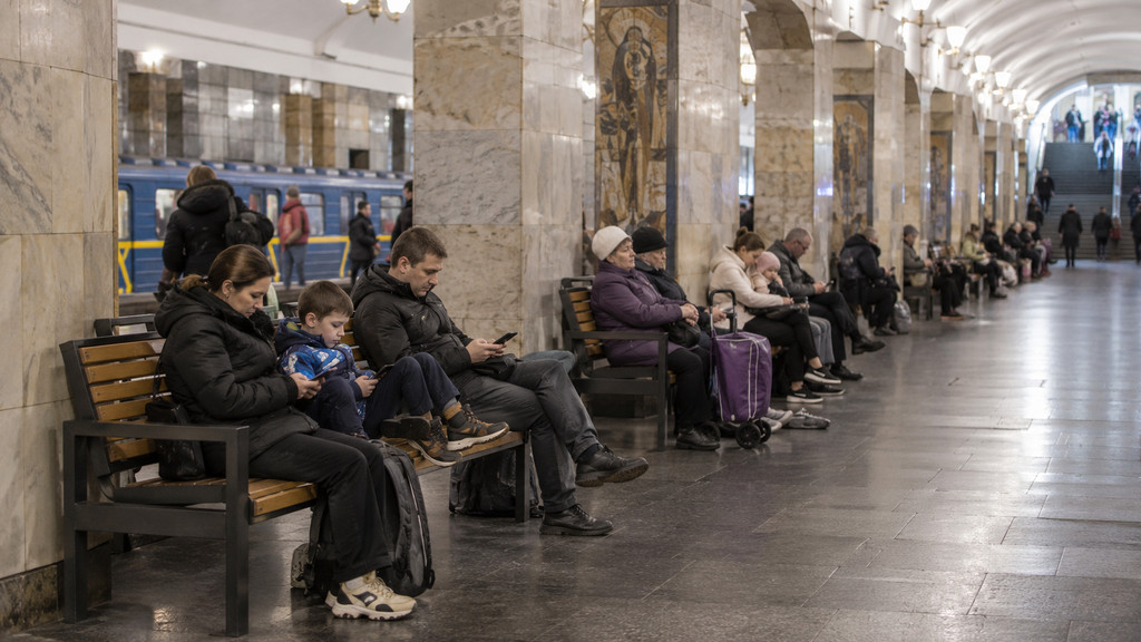 Київський метрополітен закупив 3600 стільців для укриттів під час тривог