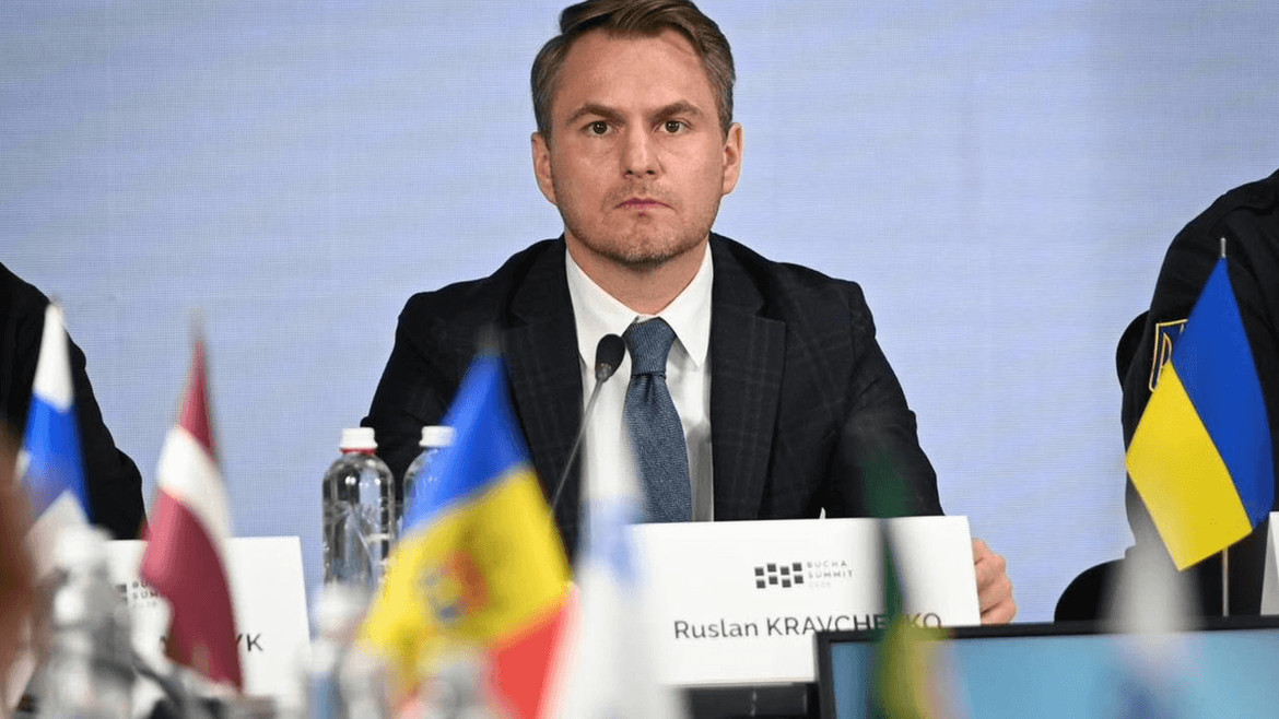 Генпрокурор Руслан Кравченко подав заяву про відставку 7 вересня та пояснив своє рішення небажанням втягувати посаду в політичне протистояння.
